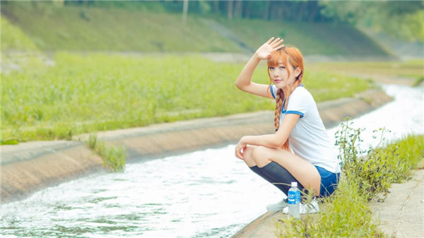 年轻的女教师4在线播放